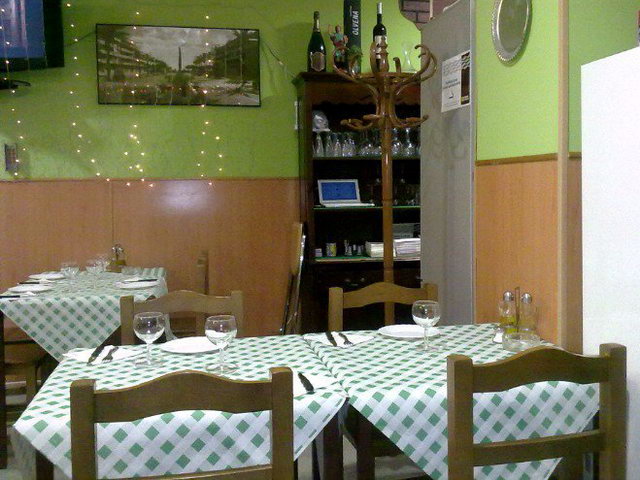 Imagen del interior del Restaurante Gavamar de Zaragoza publicada en Facebook que contiene una fotografa de la avenida del mar y del monumento de la vela de Gav Mar (2012)